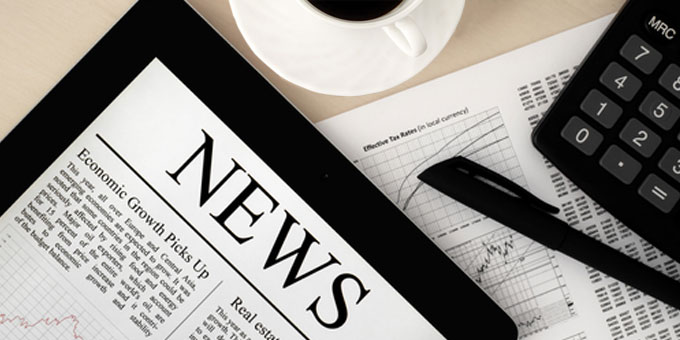 Digitales Tablet mit der Beschriftung News auf dem Display - hier die Neuigkeiten im Südafrika Weinversand Magazin lesen