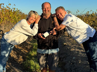  Stefanie & Thomas Curry mit Rikus Neethling, Weinmacher des Heart & Soul Shiraz Weines