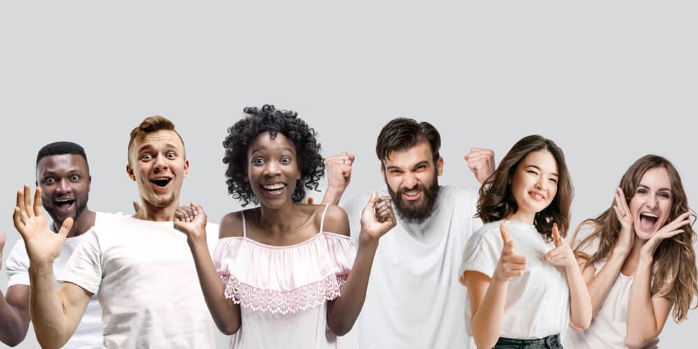 Menschen verschiedener Herkunft freuen sich und heben fröhlich die Hände