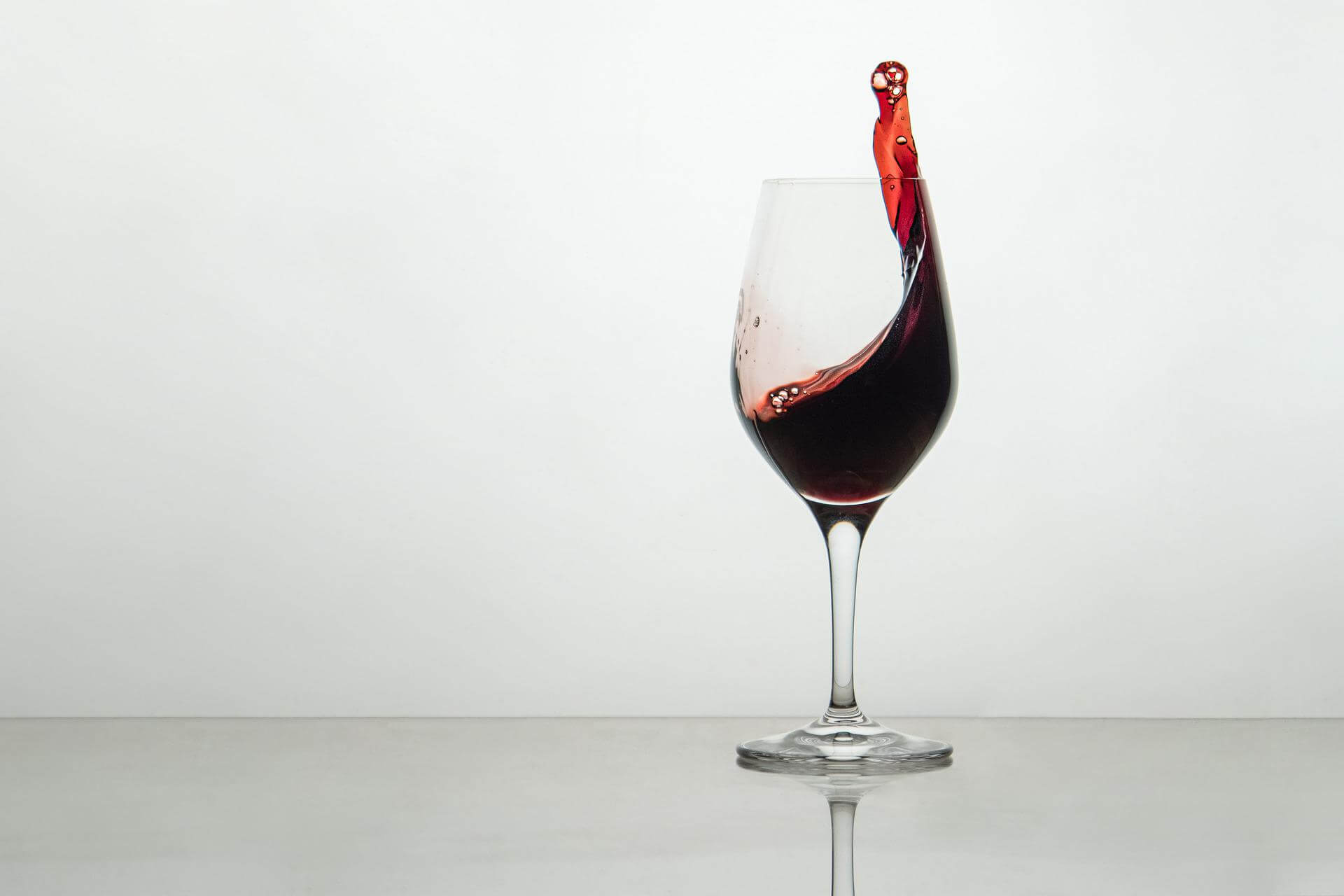 Wie das Schwenken von Wein im Glas das Genusserlebnis bereichert